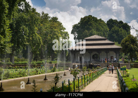 L'Inde, le Jammu-et-Cachemire, Srinagar, Shalimar Bagh Jardin Moghol, construit par l'Empereur Jehangir, fontaines du Diwan-i-Khas Banque D'Images