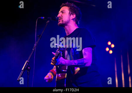 Frank Turner sur la scène du festival Scène République à la Leeds Festival, Bramham Park, Leeds, Royaume-Uni le vendredi 28 août 2015 Banque D'Images