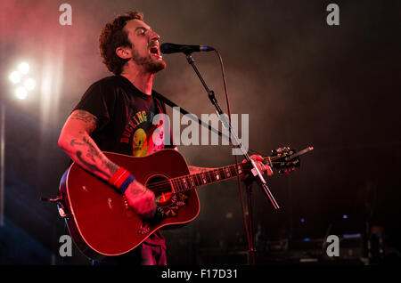 Frank Turner sur la scène du festival Scène République à la Leeds Festival, Bramham Park, Leeds, Royaume-Uni le vendredi 28 août 2015 Banque D'Images