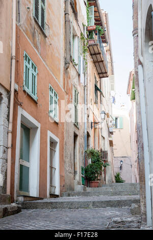 Rue étroite avec de vieux bâtiments dans ville médiévale Villefranche-sur-Mer sur la côte d'Azur, France. Banque D'Images