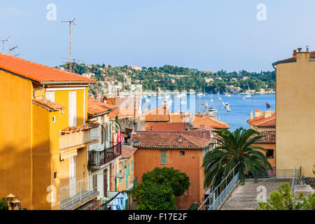 Vue sur les toits colorés et mer Méditerranée port avec bateaux en vieille ville médiévale Villefranche-sur-Mer sur la côte d'Azur, F Banque D'Images