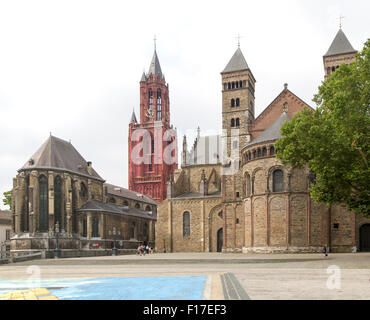 Sint Janskerk et Sint Servaasbasiliek, square Vrijthof, Maastricht, province de Limbourg, Pays-Bas Banque D'Images