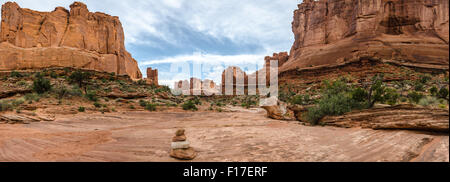 Des cairns mark randonneurs' chemin à travers les formations rocheuses connu sous le nom de Park Avenue à Arches National Park Banque D'Images