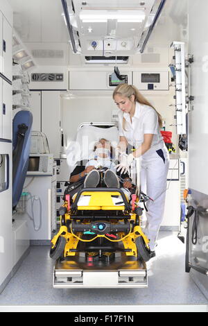 Un paramédic dans une ambulance de l'administration des premiers soins Banque D'Images