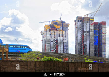 Mumbai, New Delhi, Inde. Août 21, 2015. 21 Aug 2015, Mumbai - INDE :.Une nouvelle construction en cours par le Monorail Car depot à Wadala à Mumbai. Le monorail présenté comme le changeur de jeu pour le transport malheurs de Mumbai a lamentablement échoué à faire une différence avec à peine quelques banlieusards de l'utiliser sur une base quotidienne. Anticipant une croissance rapide près de la station de monorail de nombreux développeurs ont commencé la construction de nouvelles tours résidentielles et commerciales à Mumbai. © Subhash Sharma/ZUMA/Alamy Fil Live News Banque D'Images