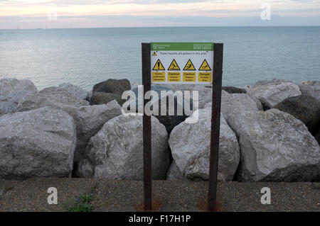 Panneau d'avertissement en matière de santé et de sécurité à reculver bay dans la région de East Kent uk Août 2015 Banque D'Images