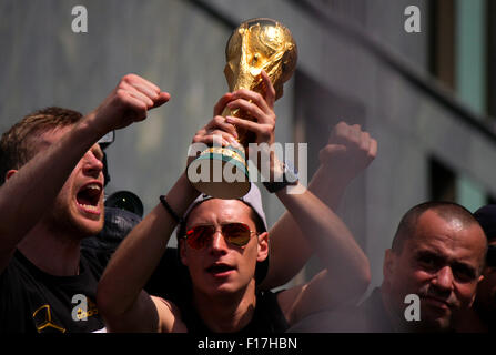 Par Mertesacker Julian Draxler und mit dem FIFA WM Pokal - Fahrt der dt. Fussball Nationalmannschaft einem offenen zur Bus Fa Banque D'Images