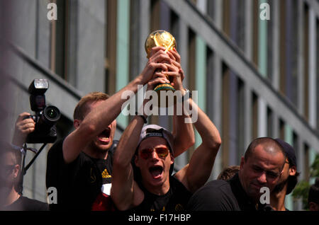 Par Mertesacker Julian Draxler und mit dem FIFA WM Pokal - Fahrt der dt. Fussball Nationalmannschaft einem offenen zur Bus Fa Banque D'Images