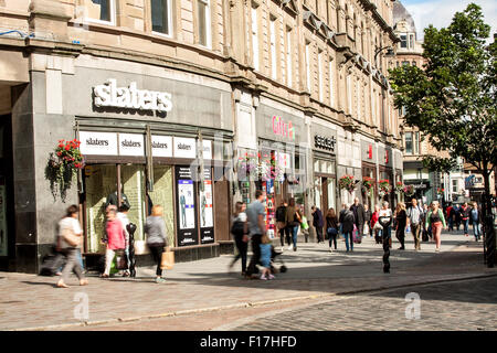 Tayside, Dundee, Écosse, Royaume-Uni, le 29 août 2015.Météo : week-end férié à Dundee. Profitant de la fin de l'été les clients de banque tandis que la chasse aux aubaines météo comme certaines des boutiques du centre-ville sont déjà de la publicité pour leurs vacances de banque 'fin de l'été' sales à Dundee. Credit : Dundee Photographics/Alamy Live News Banque D'Images