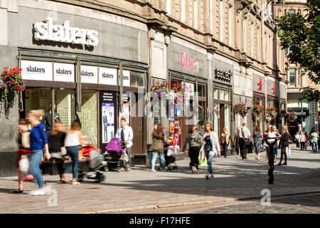 Tayside, Dundee, Écosse, Royaume-Uni, le 29 août 2015.Météo : week-end férié à Dundee. Profitant de la fin de l'été les clients de banque tandis que la chasse aux aubaines météo comme certaines des boutiques du centre-ville sont déjà de la publicité pour leurs vacances de banque 'fin de l'été' sales à Dundee. Credit : Dundee Photographics/Alamy Live News Banque D'Images