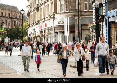 Tayside, Dundee, Écosse, Royaume-Uni, le 29 août 2015.Météo : week-end férié à Dundee. Profitant de la fin de l'été les clients de banque tandis que la chasse aux aubaines météo comme certaines des boutiques du centre-ville sont déjà de la publicité pour leurs vacances de banque 'fin de l'été' sales à Dundee. Credit : Dundee Photographics/Alamy Live News Banque D'Images