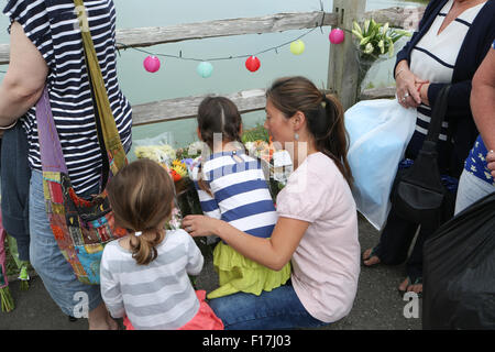 Les membres de la communauté locale, les services d'urgence, les amis des victimes, entre autres, se réunissent au pont à péage en bois au-dessus de la rivière Adur , Shoreham, West Sussex, Royaume-Uni ils sont ici pour se souvenir des victimes de l'écrasement d'air de la semaine précédente au salon de l'aéronautique de Shoreham. 29th août 2015 Banque D'Images