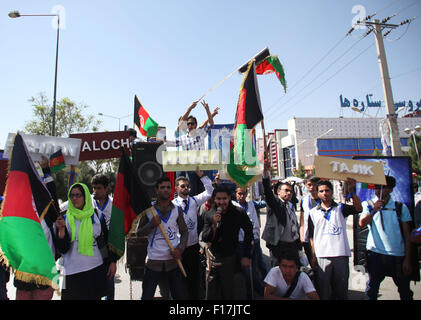 Kaboul, Afghanistan. Août 29, 2015. Les membres de la société civile afghane tenir les drapeaux nationaux de l'Afghanistan lors d'un rassemblement d'apprécier le travail acharné des forces de sécurité afghanes à Kaboul, Afghanistan, le 29 août 2015. Credit : Ahmad Massoud/Xinhua/Alamy Live News Banque D'Images