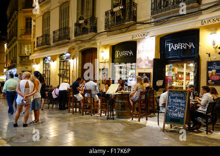 Taberna, la posada, bar à tapas espagnol typique dans le centre de Malaga de nuit, Malaga, Andalousie, espagne. Banque D'Images
