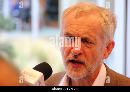 Sheffield, Royaume-Uni. 29 août 2015. Candidat à la direction du Parti du travail, Jeremy Corbyn rencontre les médias dans The Crucible Theatre, Sheffield, Yorkshire du Sud avant d'aborder les membres du public se sont réunis pour un rassemblement. Corbyn reste le favori dans la course à la direction du parti travailliste qui ferme le 10 septembre avec l'annonce des résultats le 12 septembre 2015. Credit : Deborah Vernon/Alamy Live News Banque D'Images