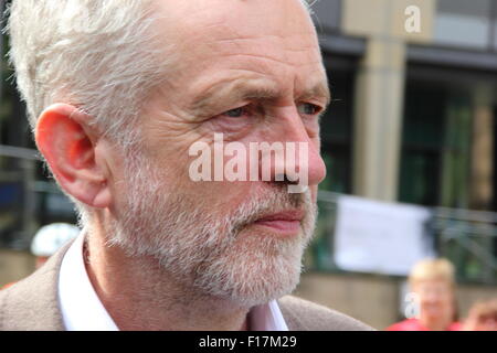 Sheffield, Royaume-Uni. 29 août 2015. Candidat à la direction du Parti du travail, Jeremy Corbyn parle aux gens réunis à Tudor Square, Sheffield, Yorkshire du Sud avant de s'adresser à un auditoire à l'intérieur de la ville, théâtre Crucible. Corbyn est le favori dans la course à la direction du parti travailliste qui ferme le 10 septembre avec l'annonce des résultats le 12 septembre 2015. Credit : Deborah Vernon/Alamy Live News Banque D'Images