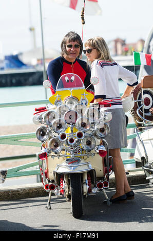 Brighton, Angleterre, Royaume-Uni. 29 août 2015. Jour 2 de la Brighton et moderniste 60s Weekender. Des hordes de cavaliers sont arrivés sur le front de mer de Brighton pour montrer leurs scooters personnalisés au cours de la Banque week-end de vacances. L'événement a lieu de 28 - 30 août 2015. © Francesca Moore/Alamy Live News Crédit : Francesca Moore/Alamy Live News Banque D'Images