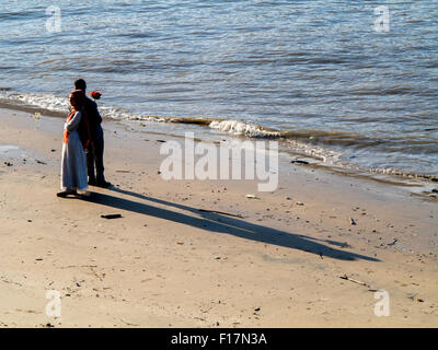 Un couple musulman se font photographier pour un mariage portrait sur les rives de la Tamise à Londres en été Banque D'Images