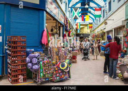 Marché de Village de Brixton, Londres, Royaume-Uni. Les gens profiter de la nourriture et boissons à Brixton Village, Brixton's célèbre marché couvert. Banque D'Images