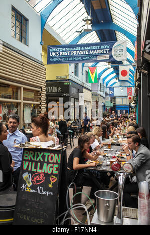 Marché de Village de Brixton, Londres, Royaume-Uni. Les gens profiter de la nourriture et boissons à Brixton Village, Brixton's célèbre marché couvert. Banque D'Images