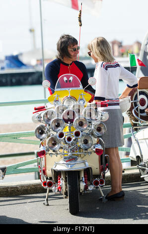 Brighton, Angleterre, Royaume-Uni. 29 août 2015. Jour 2 de la Brighton et moderniste 60s Weekender. Des hordes de cavaliers sont arrivés sur le front de mer de Brighton pour montrer leurs scooters personnalisés au cours de la Banque week-end de vacances. L'événement a lieu de 28 - 30 août 2015. © Francesca Moore/Alamy Live News Crédit : Francesca Moore/Alamy Live News Banque D'Images