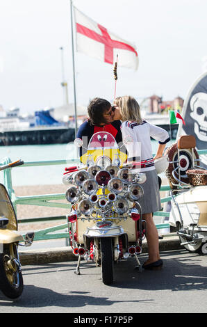 Brighton, Angleterre, Royaume-Uni. 29 août 2015. Jour 2 de la Brighton et moderniste 60s Weekender. Des hordes de cavaliers sont arrivés sur le front de mer de Brighton pour montrer leurs scooters personnalisés au cours de la Banque week-end de vacances. L'événement a lieu de 28 - 30 août 2015. © Francesca Moore/Alamy Live News Crédit : Francesca Moore/Alamy Live News Banque D'Images