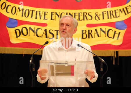 Sheffield, Royaume-Uni. 29 août 2015. Candidat à la direction du Parti du travail, Jeremy Corbyn (centre) répond à un rassemblement de supporters à l'intérieur du théâtre Crucible, Sheffield, Yorkshire du Sud. Corbyn est le favori dans la course à la direction du parti travailliste qui ferme le 10 septembre avec l'annonce des résultats le 12 septembre 2015. Credit : Deborah Vernon/Alamy Live News Banque D'Images