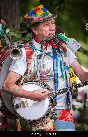 Le parc Beckets, Northampton, Royaume-Uni, le 29 août, 2015. Le parc Beckets, Northampton, Royaume-Uni. Août 29, 2015. Un one man band fait partie de l'entertainment. La maison de banque est l'événement pour célébrer le 200e anniversaire de l'ouverture de l'bras de Northampton en 1815, qui reliait le Grand Union Canal (ou Grand Junction comme on l'appelait alors) de la rivière Nene à Northampton, y assister. Credit : Keith J Smith./Alamy Live News Banque D'Images