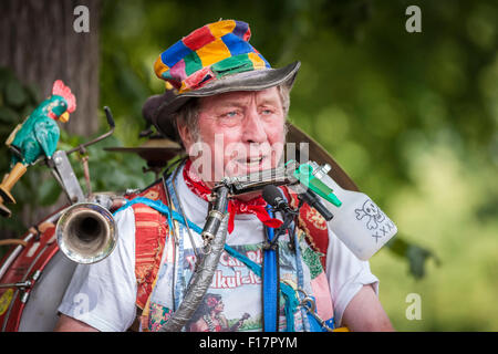 Le parc Beckets, Northampton, Royaume-Uni, le 29 août, 2015. Le parc Beckets, Northampton, Royaume-Uni. Août 29, 2015. Un one man band fait partie de l'entertainment. La maison de banque est l'événement pour célébrer le 200e anniversaire de l'ouverture de l'bras de Northampton en 1815, qui reliait le Grand Union Canal (ou Grand Junction comme on l'appelait alors) de la rivière Nene à Northampton, y assister. Credit : Keith J Smith./Alamy Live News Banque D'Images