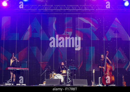 Portsmouth, Royaume-Uni. 29 août 2015. - Festival victorieux samedi. Une vue générale de Laura Mvula effectuer sur la scène commune, principal, à la victoire de Festival. Credit : MeonStock/Alamy Live News Banque D'Images