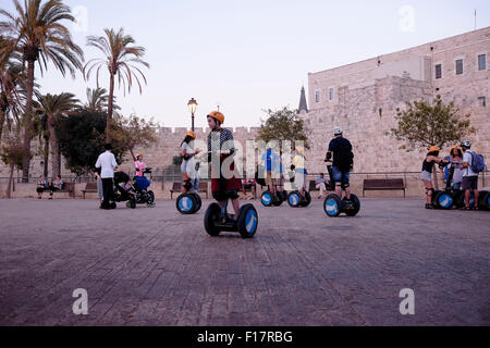 Les personnes sur un Segway à deux roues, auto-équilibrant transport personnel tour à l'extérieur de la vieille ville de Jérusalem en Israël Banque D'Images