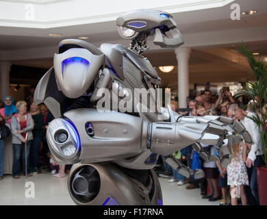 Preston, Lancashire, Royaume-Uni. Le robot Titan, portant un costume de l'exosquelette, wow la foule à St George's Centre. Titan est le nom de scène d'un costume-mécanisée partiellement créé par Cyberstein Ltd Robots le robot costume est d'environ 2,4 mètres (7,9 pi) de hauteur et 60 kg et augmente jusqu'à 350 kg, y compris le chariot, il se déplace sur et équipements embarqués. Le visage ressemble à un crâne, et certains ont même comparé à un transformateur. Il a été conçu par Nik Fielding, qui s'exécute à partir de Cyberstein Newquay, Cornwall, Angleterre. Banque D'Images