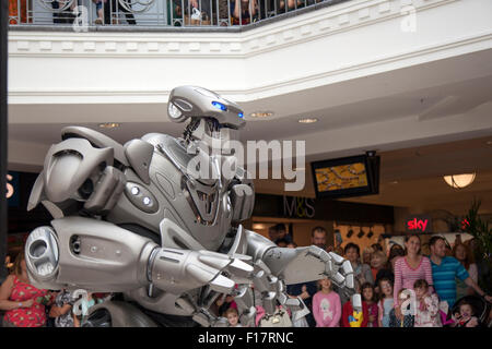 Preston, Lancashire, le 29 août, 2015. Comme Enncounter fermer le Robot Titan EXO visites St George's Centre. Le robot Titan est le nom de scène d'un costume créé par des robots Cyberstein Ltd en 2004, il est en métal costume porté pas un exosquelette. Le costume de robot est d'environ 2,4 m (7,9 pi) et 60 kg (9,4) et augmente jusqu'à 350 kg (55) y compris le chariot, il se déplace sur et équipements embarqués. Le visage ressemble à un crâne, et certains ont même comparé à un transformateur. Banque D'Images