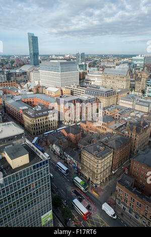 Vue de haut au-dessus de Portland Street Manchester City Centre et l'hôtel Hilton Beetham Tower Banque D'Images