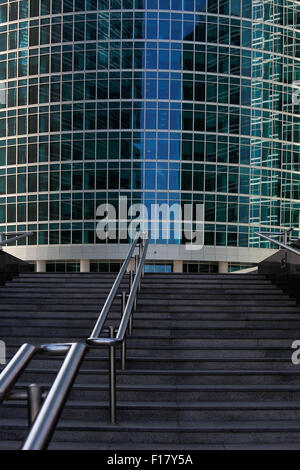 Mains courantes en acier avec escalier menant à l'entrée de l'immeuble de bureaux. Banque D'Images