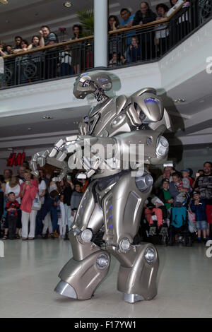 Preston, Lancashire, Royaume-Uni. Le robot Titan, portant un costume de l'exosquelette, wow la foule à St George's Centre. Titan est le nom de scène d'un costume-mécanisée partiellement créé par Cyberstein Ltd Robots le robot costume est d'environ 2,4 mètres (7,9 pi) de hauteur et 60 kg et augmente jusqu'à 350 kg, y compris le chariot, il se déplace sur et équipements embarqués. Le visage ressemble à un crâne, et certains ont même comparé à un transformateur. Il a été conçu par Nik Fielding, qui s'exécute à partir de Cyberstein Newquay, Cornwall, Angleterre. Banque D'Images