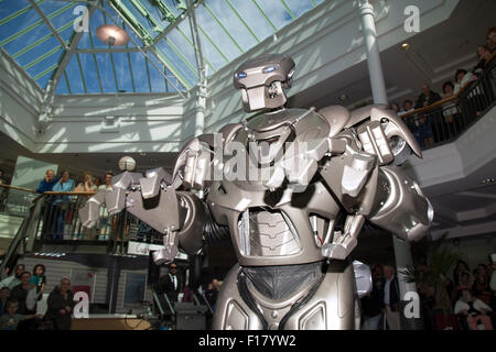 Preston, Lancashire, le 29 août, 2015. Comme Enncounter fermer le Robot Titan EXO visites St George's Centre. Le robot Titan est le nom de scène d'un costume créé par des robots Cyberstein Ltd en 2004, il est en métal costume porté pas un exosquelette. Le costume de robot est d'environ 2,4 m (7,9 pi) et 60 kg (9,4) et augmente jusqu'à 350 kg (55) y compris le chariot, il se déplace sur et équipements embarqués. Le visage ressemble à un crâne, et certains ont même comparé à un transformateur. Banque D'Images