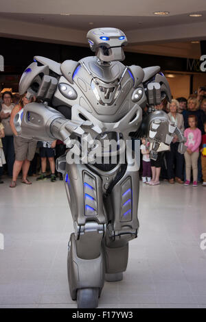 Preston, Lancashire, UK 29 août 2015. Le Robot Titan visites St George's Centre. Le robot Titan est le nom de scène d'un costume créé par des robots Cyberstein Ltd en 2004, il est en métal costume porté pas un exosquelette. Le costume de robot est d'environ 2,4 m (7,9 pi) et 60 kg (9,4) et augmente jusqu'à 350 kg (55) y compris le chariot, il se déplace sur et équipements embarqués. Le visage ressemble à un crâne, et certains ont même comparé à un transformateur. Banque D'Images