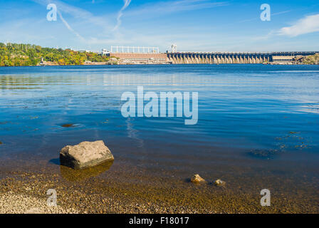 Vue depuis l'île Khortytsia Centrale hydroélectrique de sur le fleuve Dniepr, Soest, Pays-Bas Banque D'Images