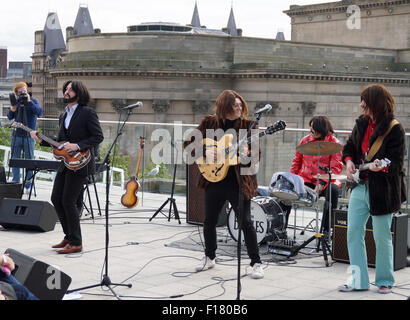 Liverpool, Royaume-Uni. Août 29, 2015. Beatles les Beatles, un groupe hommage écossais, recréé la dernière performance publique des Beatles sur le toit de l'administration centrale d'Apple en 1969 en jouant sur le dessus de la bibliothèque centrale de Liverpool le samedi après-midi, le 29 août. Il faisait partie des célébrations des Beatles. Credit : Pak Hung Chan/Alamy Live News Banque D'Images