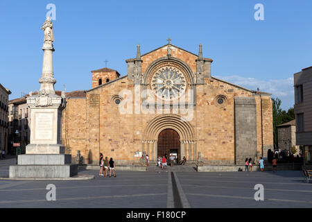 Avila, Espagne - 10 août 2015 : Santa Teresa Square, avant de l'église de San Pedro, se distingue par sa façade principale rose cistercienne Banque D'Images