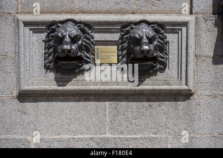 Bureau de poste, détail de boîte aux lettres pour lettres avec têtes de lion en bronze, Avila, Espagne Banque D'Images