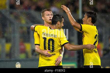 Dortmund, Allemagne. Août 27, 2015. Le Dortmund Marco Reus (derrière) célèbre son but à 3:1 avec ses coéquipiers Henrich Mchitarjan (avant) et Shinji Kagawa (R) au cours de l'UEFA Europa League match en séries éliminatoires entre les cotes Borussia Dortmund et BK Skien Signal-Iduna-Park à la région de Dortmund (Allemagne), 27 août 2015. Photo : Guido Kirchner/dpa/Alamy Live News Banque D'Images