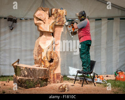 Knutsford, Cheshire, Royaume-Uni. Août 29, 2015. Miroslav Trnovsky sculpte son projet au 11e Concours de sculpture à la tronçonneuse English Open au jeu du Cheshire et pays montrent Crédit : John Hopkins/Alamy Live News Banque D'Images