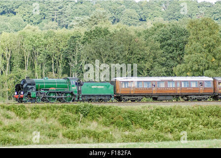 Les écoles du sud 925, classe 4-6-0 Cheltenham passant du champ de tir, Kidderminster Banque D'Images