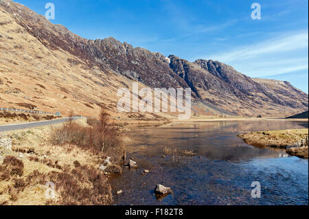 Aonach Eagach Ridge de Glen Coe West Highlands Ecosse Loch avec Achtriochtan et River Coe Banque D'Images