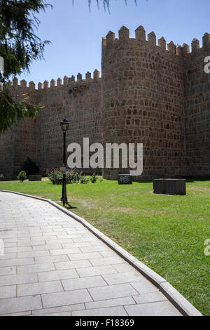 Médiéval fantastique mur extérieur qui protège et entoure la ville d'Avila, Espagne Banque D'Images