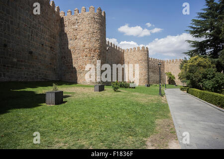 Médiéval fantastique mur extérieur qui protège et entoure la ville d'Avila, Espagne Banque D'Images