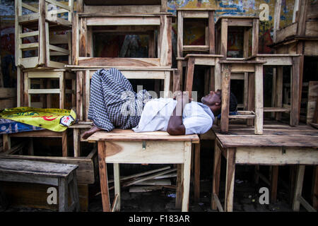 Dhaka, Bangladesh. Août 29, 2015. Un homme de prendre une sieste sur ses meubles shop par la rue. © Belal Hossain Rana/Pacific Press/Alamy Live News Banque D'Images