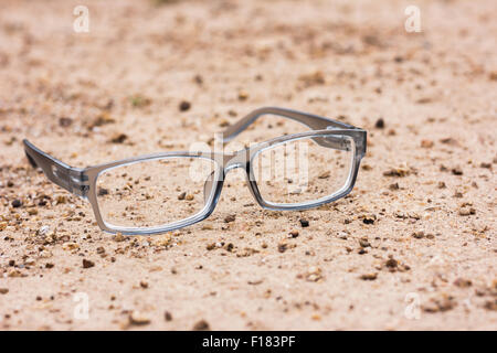 Portrait en gros lunettes de soleil dry cracked earth Banque D'Images